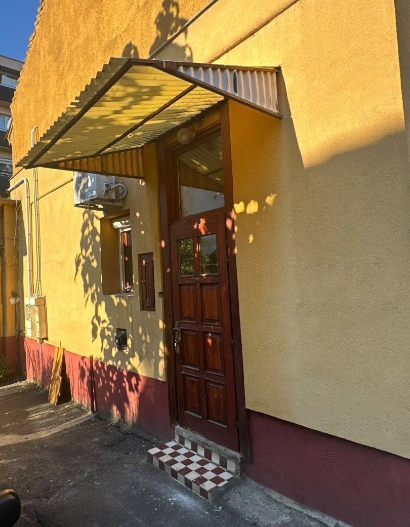 Családi ház utcafronti része eladó a belváros közelében: 2. fotó