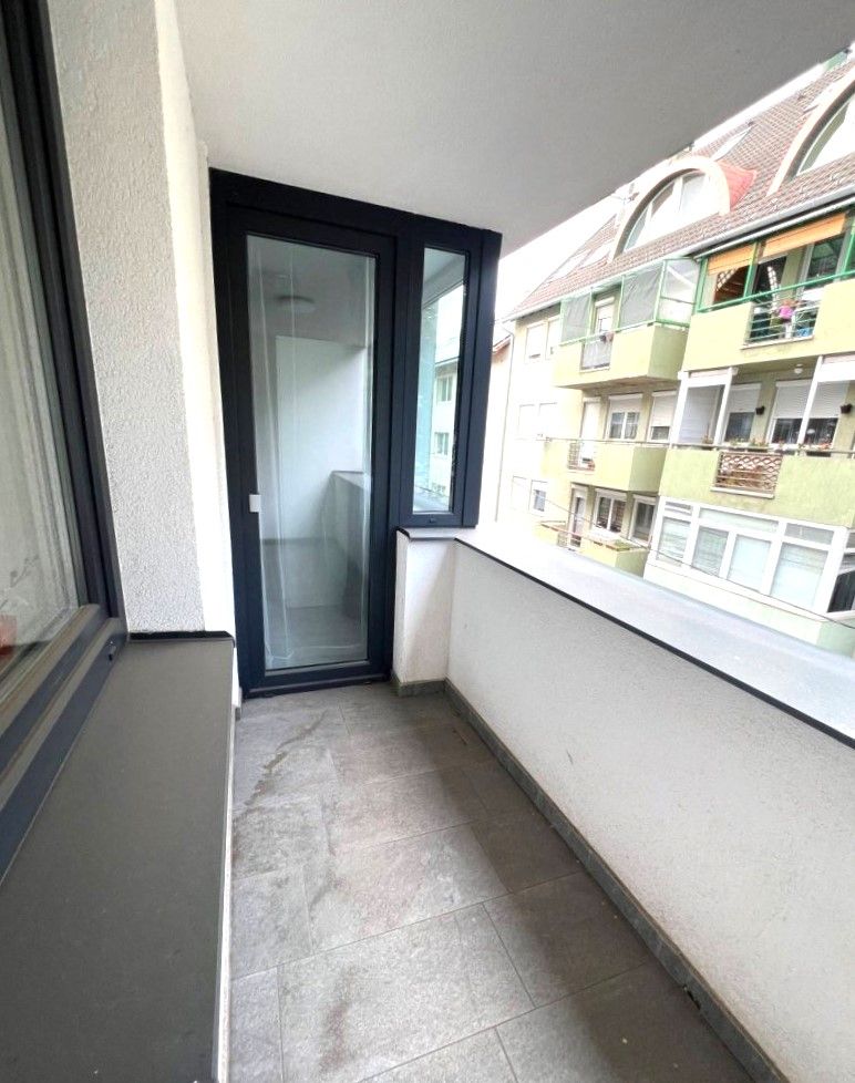 Loggia kilátással a belvárosi házakra