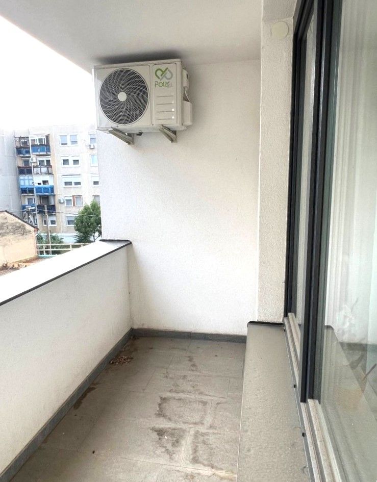 Loggia a klíma kültéri egységével